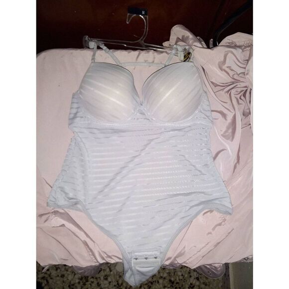 Intimate set  - Picture 1 of 16